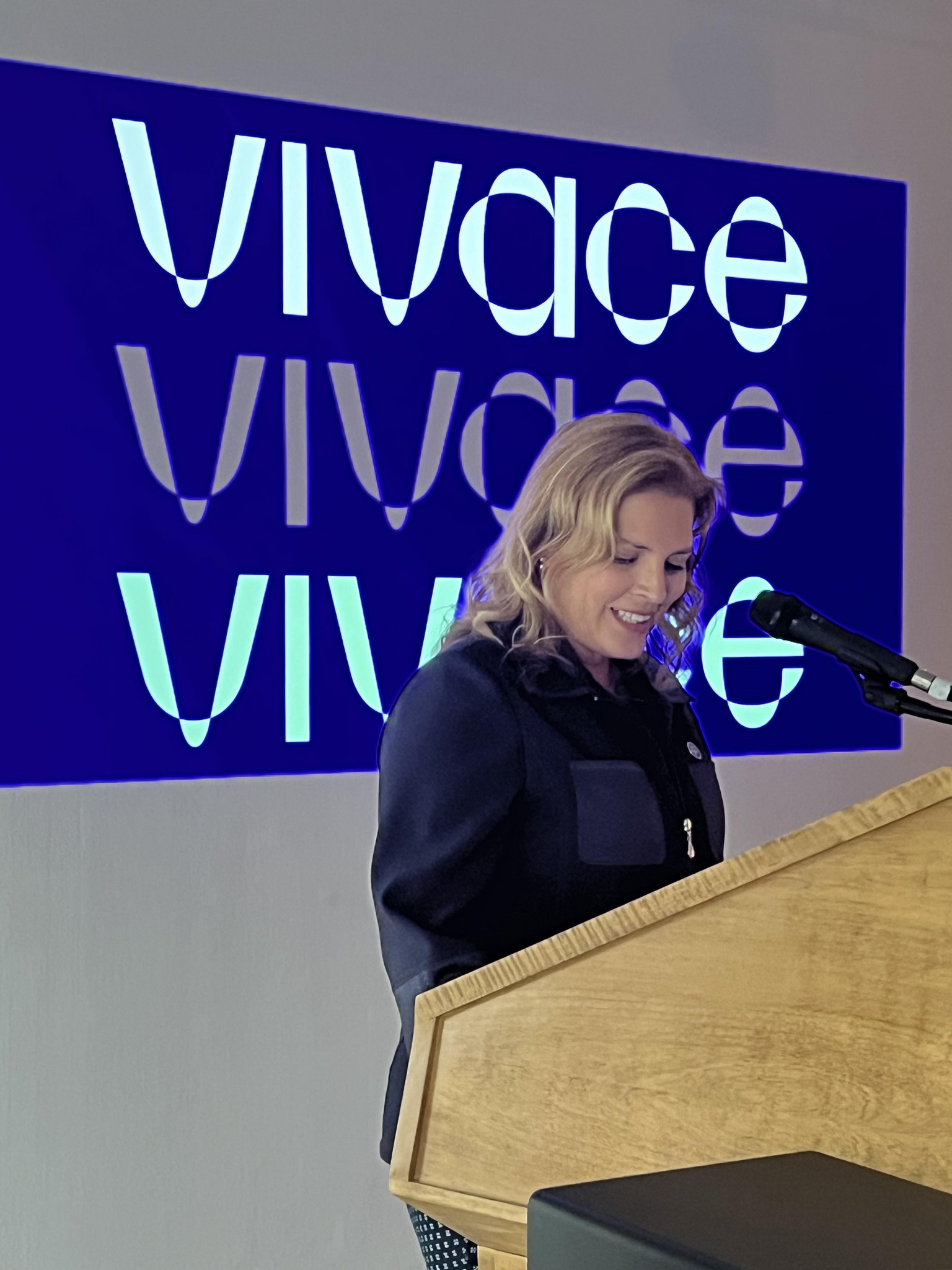Une photo de Geneviève Hébert en plein discours lors du lancement du Projet Vivace