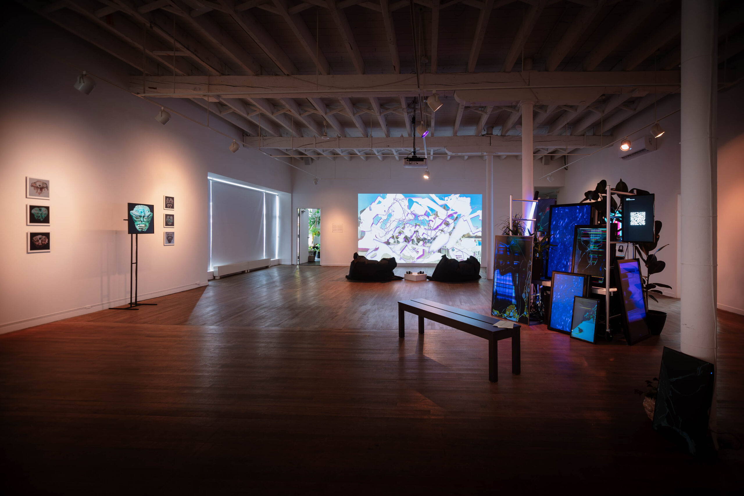 Vue d'exposition, oeuvre interactive du collectif CiÖ, projection vidéo du Lucas LaRochelle et oeuvre installative d'Isabella Salas