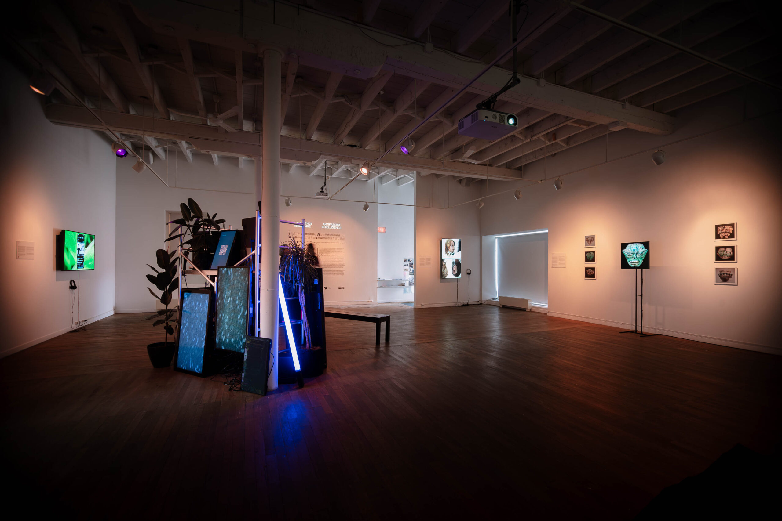 Vue d'exposition, oeuvre interactive du collectif CiÖ, oeuvre vidéo de Stephanie Dinkins et oeuvre installative d'Isabella Salas