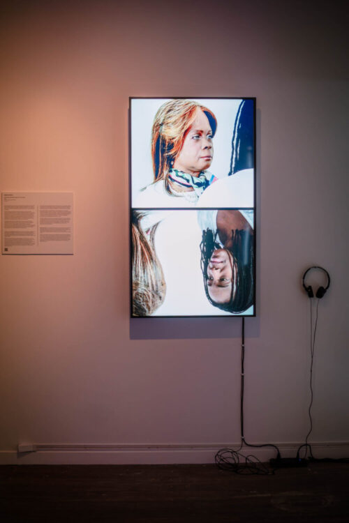 Conversations with Bina48: Fragment 11, Fourth Mirror : Oeuvre vidéo sur écran vertical de l'artiste Stephanie Dinkins
