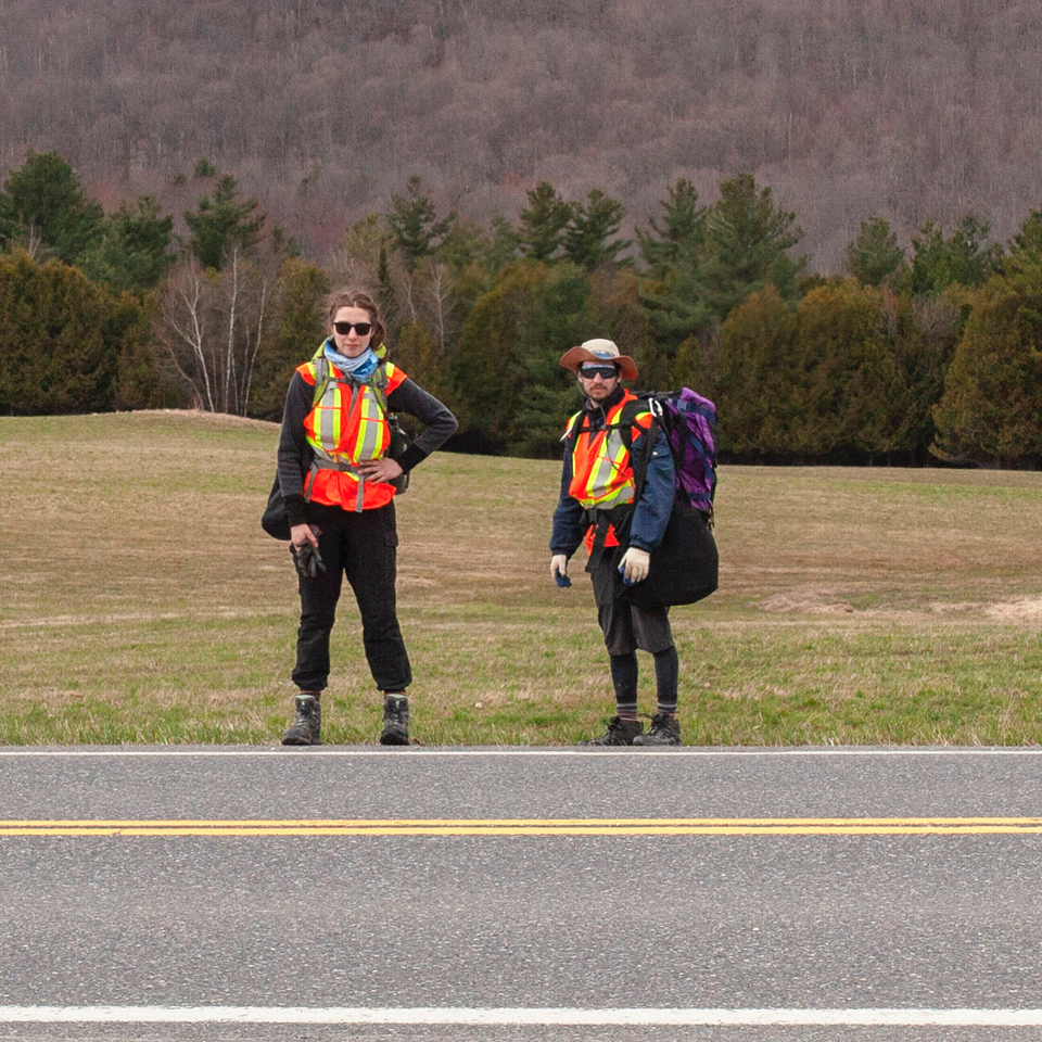 Autoportrait du duo Pépite & Josèphe lors du pèlerinage sur les routes de l’Estrie, archive photographique, printemps 2024