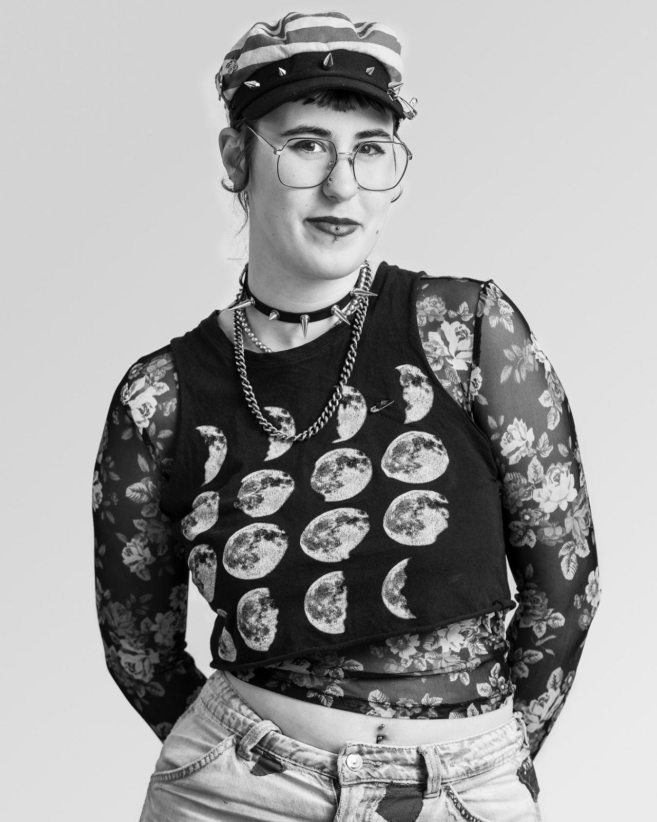 Portrait en noir et blanc de Lila Lefebvre, ancienne étudiante en arts visuels du Cégep de Sherbrooke qui sera en résidence de création à Sporobole.
