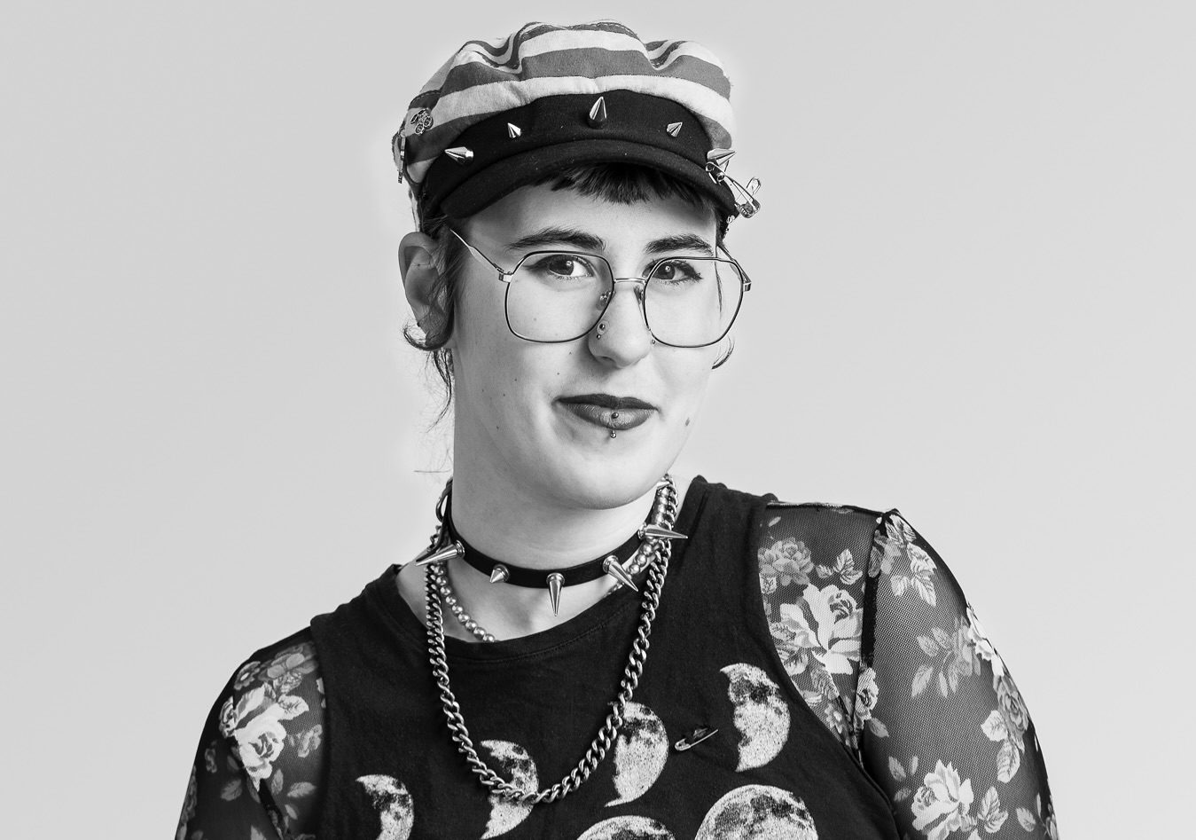 Portrait en noir et blanc de Lila Lefebvre, ancienne étudiante en arts visuels du Cégep de Sherbrooke qui sera en résidence de création à Sporobole.